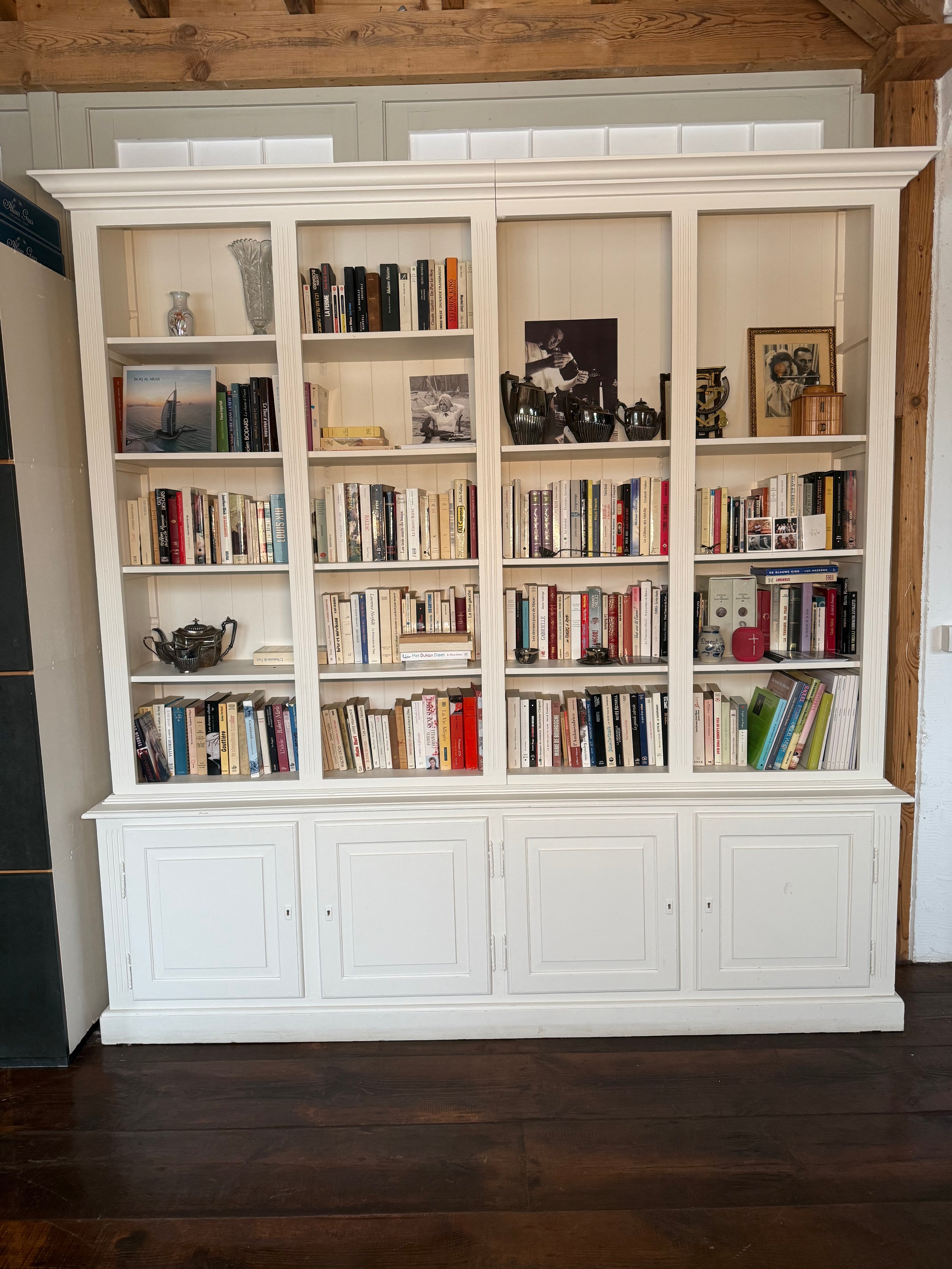 Grote Witte Houten Kast met Opbergruimte – Ideaal voor Boeken