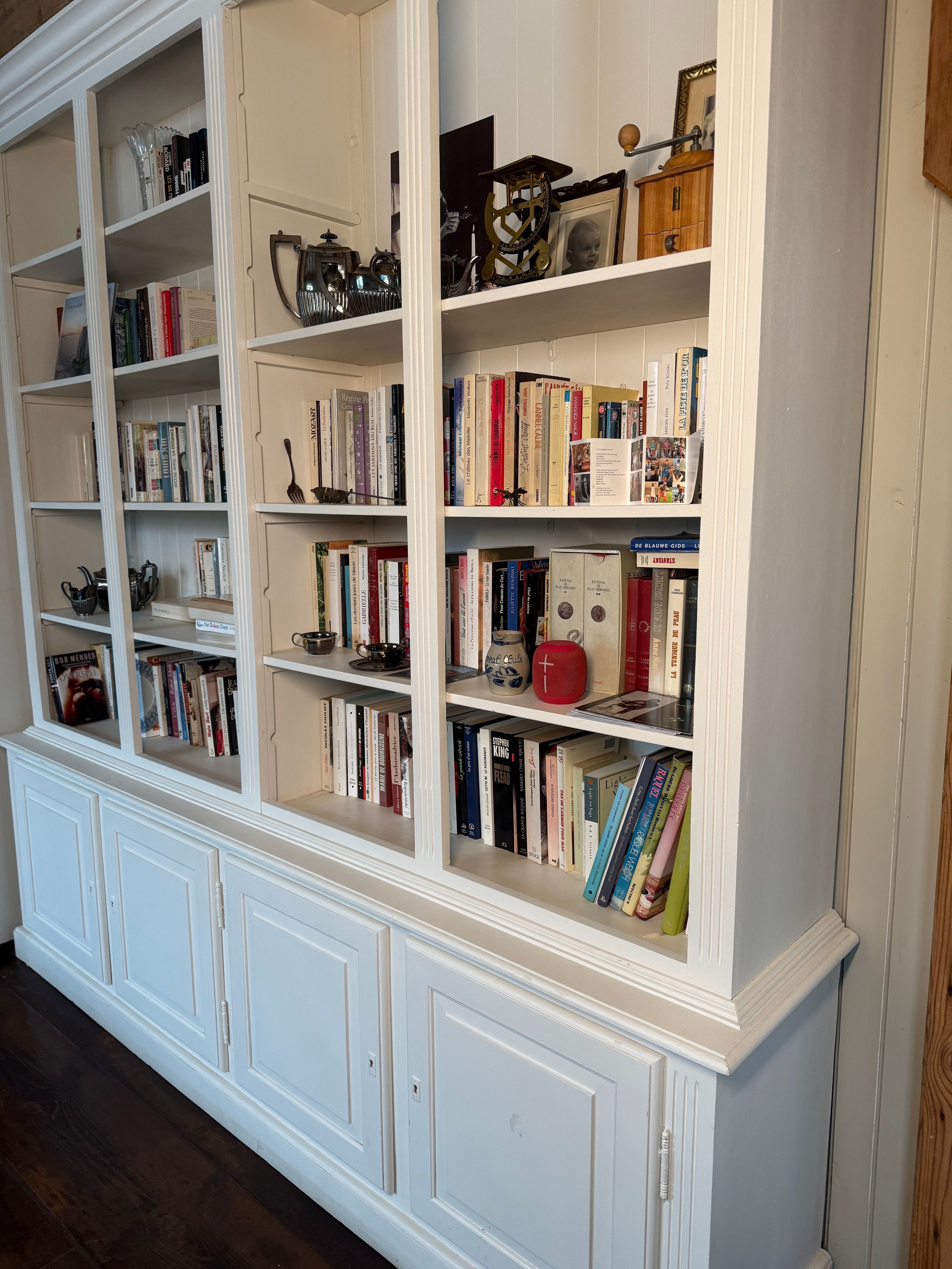 Grote Witte Houten Kast met Opbergruimte – Ideaal voor Boeken