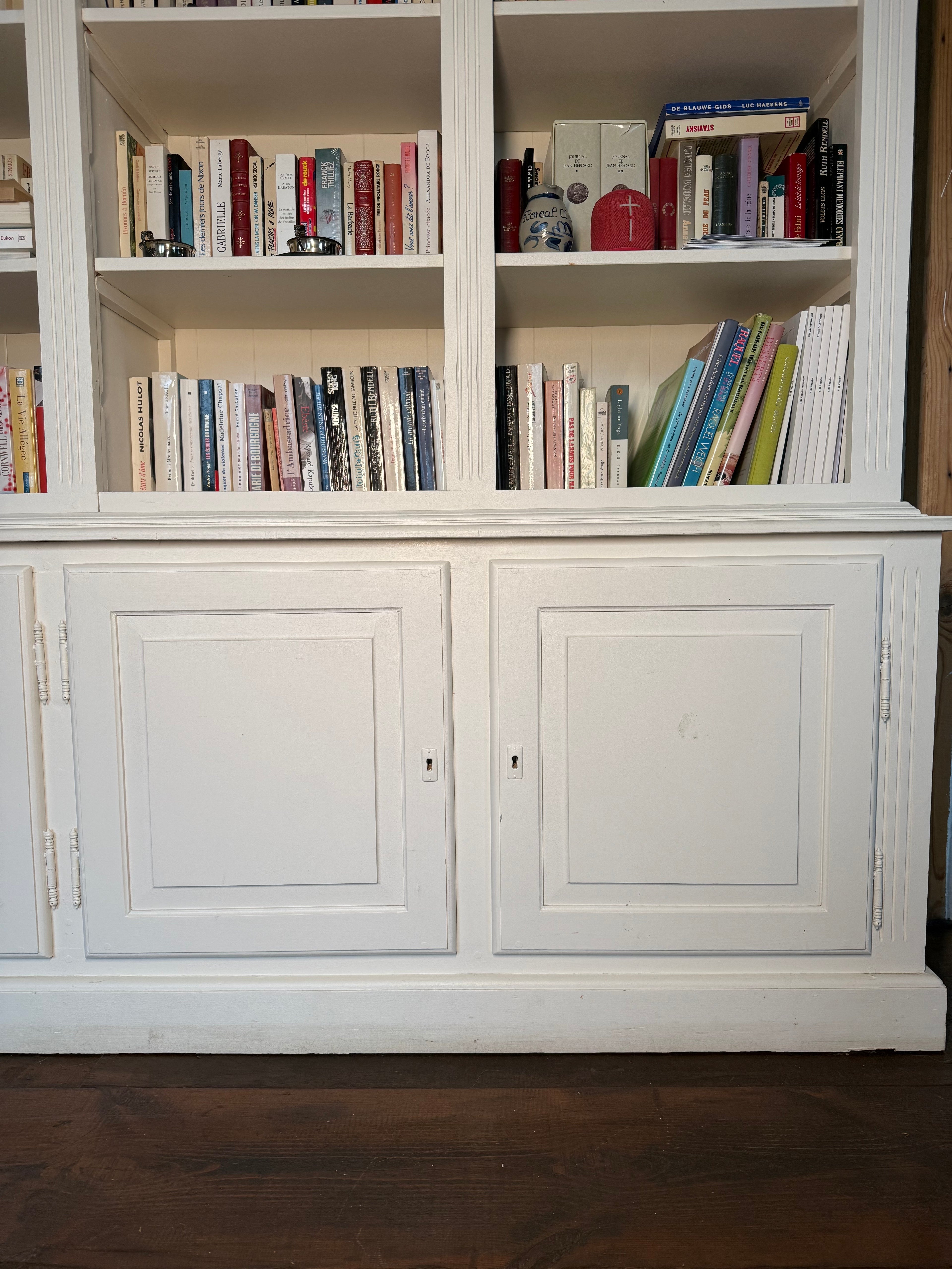 Grote Witte Houten Kast met Opbergruimte – Ideaal voor Boeken