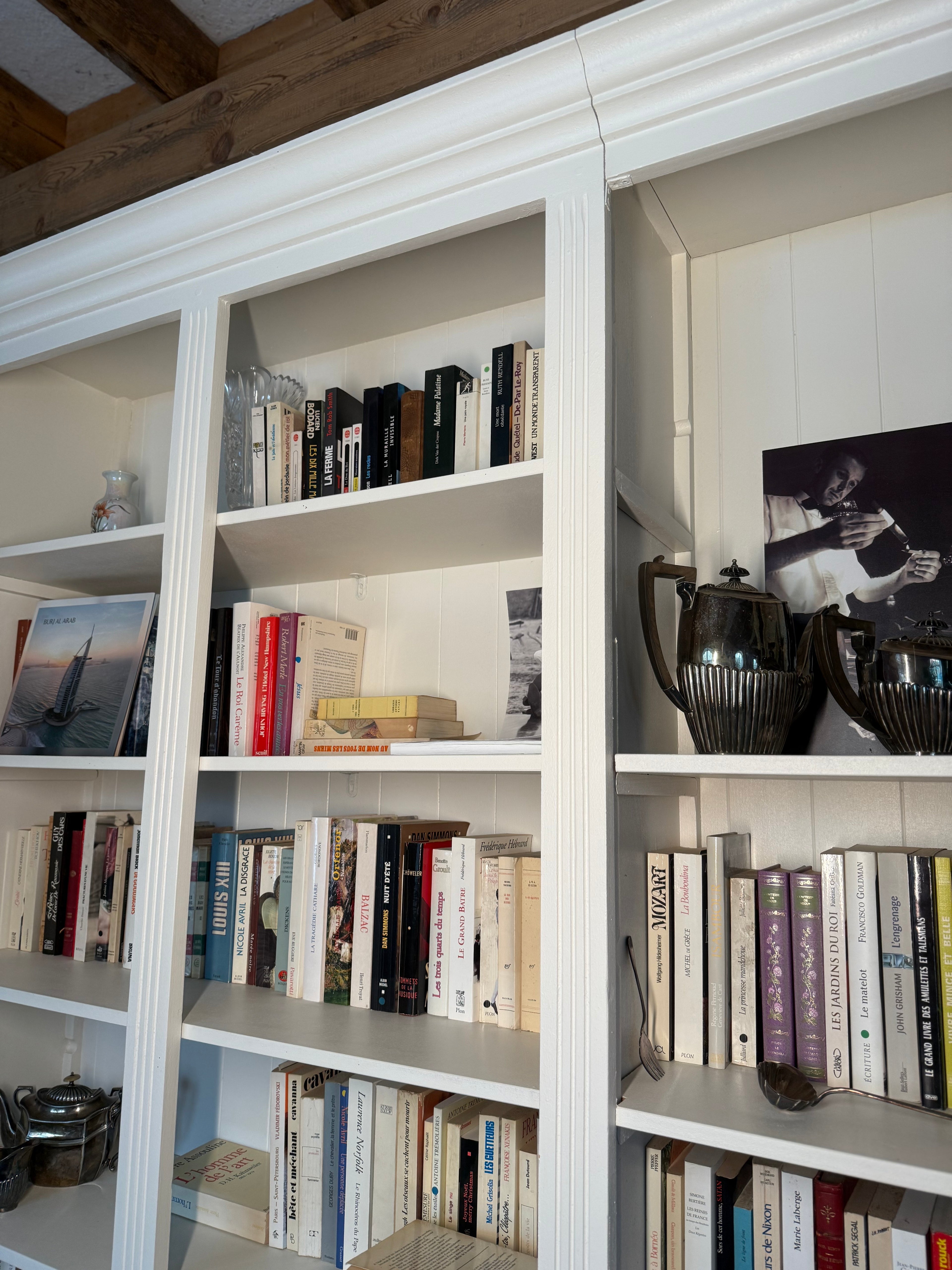 Grote Witte Houten Kast met Opbergruimte – Ideaal voor Boeken