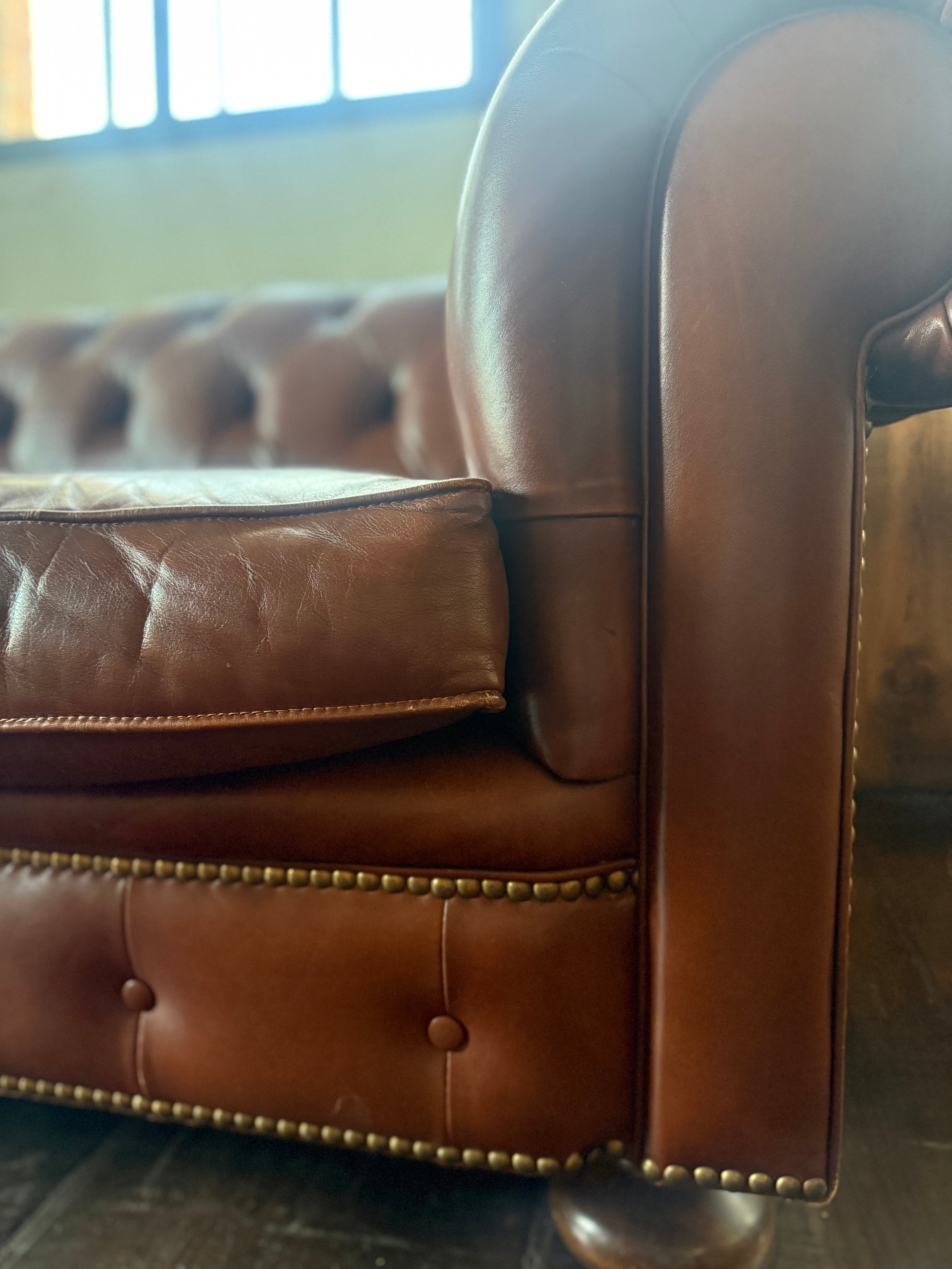 Bruine Leren Chesterfield Bank – Klassiek & Comfortabel