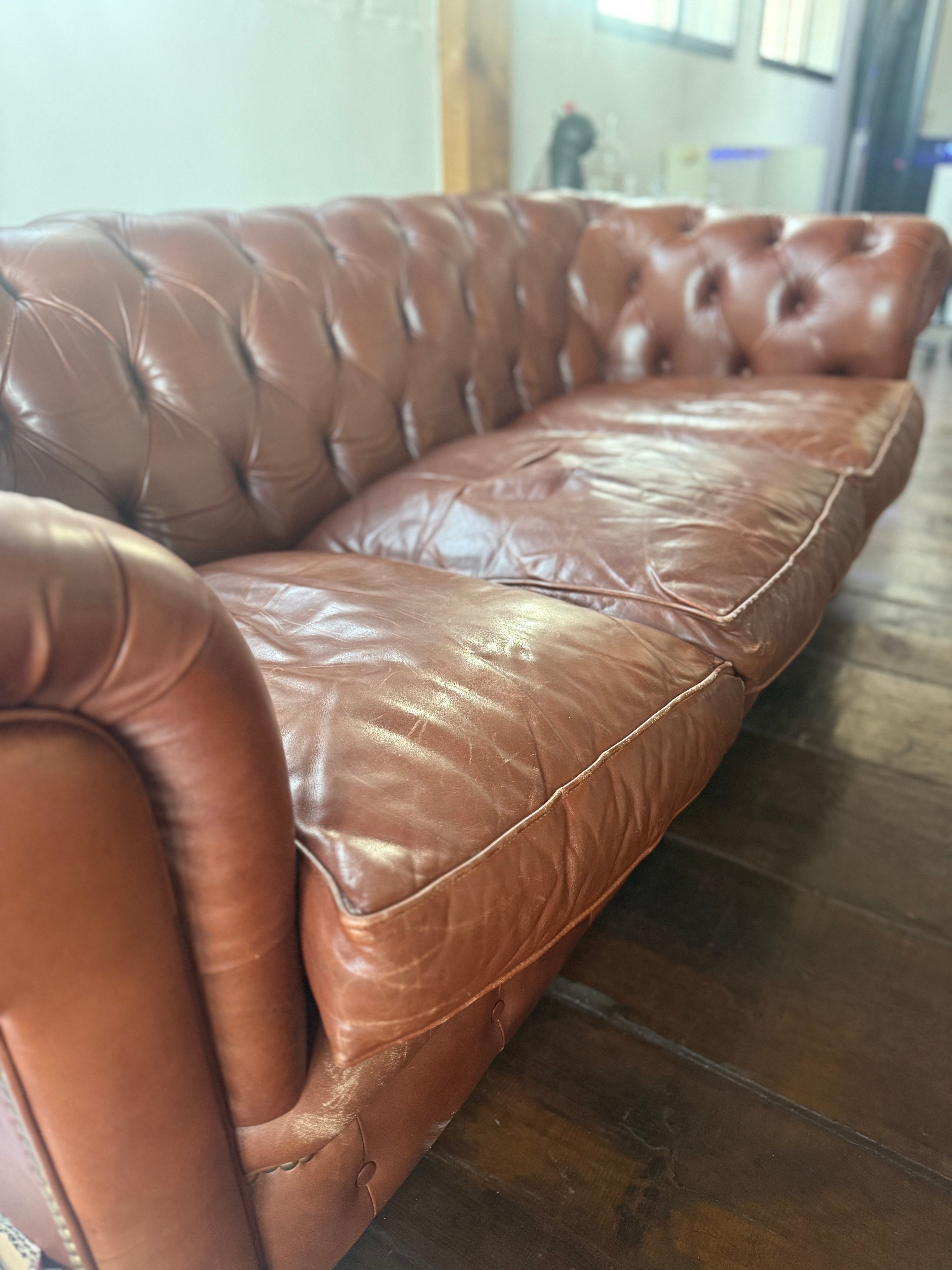 Bruine Leren Chesterfield Bank – Klassiek & Comfortabel